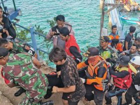 Tim Rescue Pos SAR Baubau mengevakuasi korban