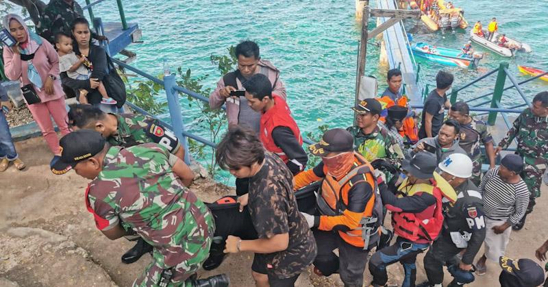 Tim Rescue Pos SAR Baubau mengevakuasi korban