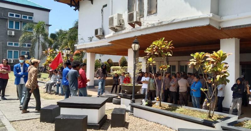 Mahasiswa Demo Desak DPRD Sultra Bentuk Pansus Mafia BBM Subsidi