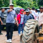 Plt Bupati Koltim Turunkan 2 Alat Berat Perbaiki Jalan Rusak di Ambapa