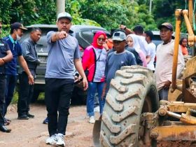 Plt Bupati Koltim Turunkan 2 Alat Berat Perbaiki Jalan Rusak di Ambapa