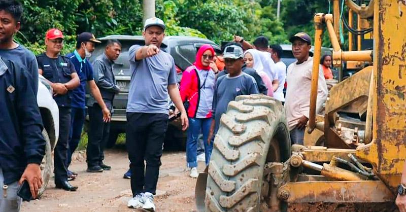 Plt Bupati Koltim Turunkan 2 Alat Berat Perbaiki Jalan Rusak di Ambapa