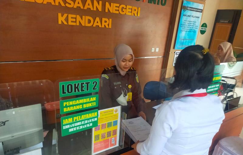 Polresta Kendari Serahkan Berkas Perkara Dugaan Kekerasan Seksual Prof B ke Kejari