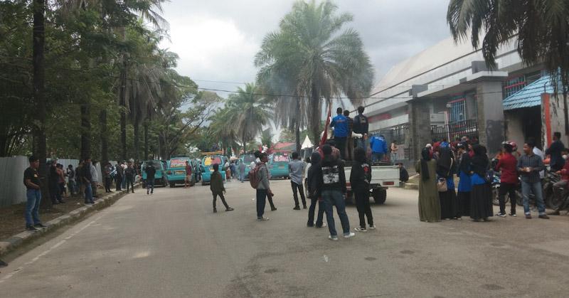 Protes Kenaikkan Harga BBM, Ratusan Ojol dan Sopir Angkot Kendari Demo DPRD Sultra