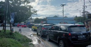 Truk Pasir Terguling di Tengah Jalan Puuwatu, Arus Lalu Lintas Macet Parah