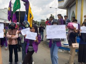 Tolak Kenaikan BBM, Mahasiswa Unilaki Blokir Jalan Menuju Unaaha