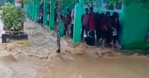 Banjir di Sampara, Sejumlah Pelajar Terjebak di Sekolah Tak Bisa Pulang