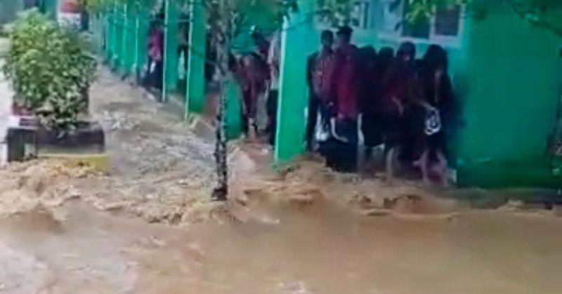 Banjir di Sampara, Sejumlah Pelajar Terjebak di Sekolah Tak Bisa Pulang