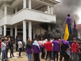 Demo Mahasiswa Tolak Kenaikan Harga BBM di Gedung DPRD Konawe Nyaris Ricuh