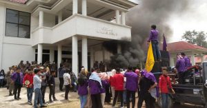 Demo Mahasiswa Tolak Kenaikan Harga BBM di Gedung DPRD Konawe Nyaris Ricuh