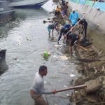 Jelang Harhubnas 2022, KSOP Kendari Bersama Buruh Pelabuhan Bungkutoko Bersihkan Sampah di Laut