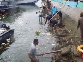 Jelang Harhubnas 2022, KSOP Kendari Bersama Buruh Pelabuhan Bungkutoko Bersihkan Sampah di Laut