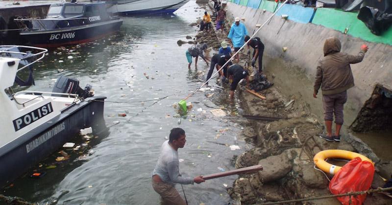 Jelang Harhubnas 2022, KSOP Kendari Bersama Buruh Pelabuhan Bungkutoko Bersihkan Sampah di Laut