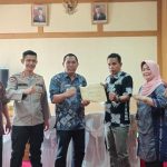 Melalui Bupati, Sekda Konut Serahkan Hadiah Bupati CUP l Badminton Se-Sultra 50 Juta