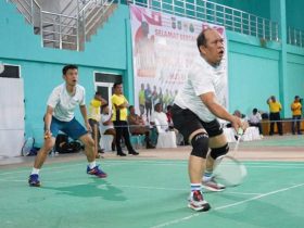 Melalui Bupati, Sekda Konut Serahkan Hadiah Bupati CUP l Badminton Se-Sultra 50 Juta