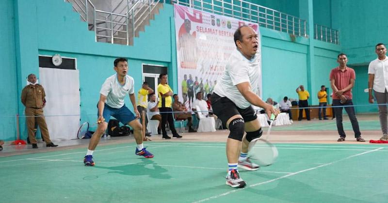 Melalui Bupati, Sekda Konut Serahkan Hadiah Bupati CUP l Badminton Se-Sultra 50 Juta