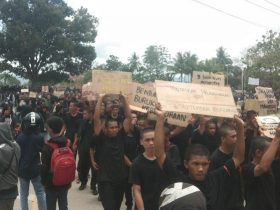 Peringati 3 Tahun Kematian Yusuf Randi, Ratusan Mahasiswa Demo di Mapolda Sultra
