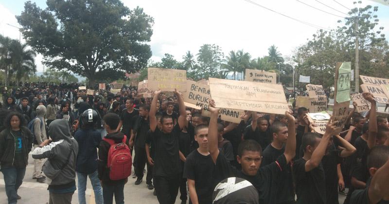 Peringati 3 Tahun Kematian Yusuf Randi, Ratusan Mahasiswa Demo di Mapolda Sultra