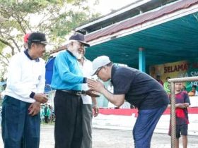 Momen Ruksamin Cium Tangan Guru Ladama, Budi Luhur Seorang Siswa Kepada Gurunya