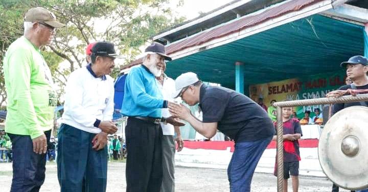 Momen Ruksamin Cium Tangan Guru Ladama, Budi Luhur Seorang Siswa Kepada Gurunya