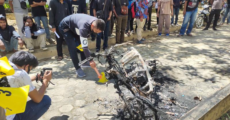 Motor Mahasiswa Tehnik UHO Kendari Hangus Terbakar di Halaman Parkiran