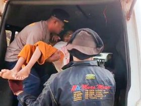 Kapolsek Routa Bawa Anak Penderita Gizi Buruk Saat Dirujuk ke RS Konawe