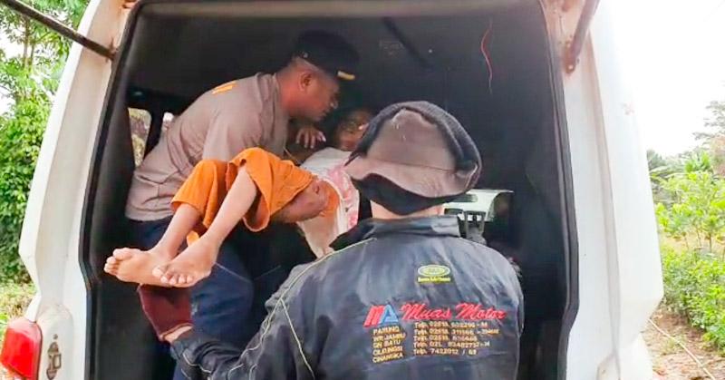 Kapolsek Routa Bawa Anak Penderita Gizi Buruk Saat Dirujuk ke RS Konawe