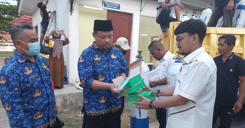 Kadin Sultra Serahkan Bantuan 50 Tabung dan 37 regulator Oksigen ke RSUD Kota Kendari