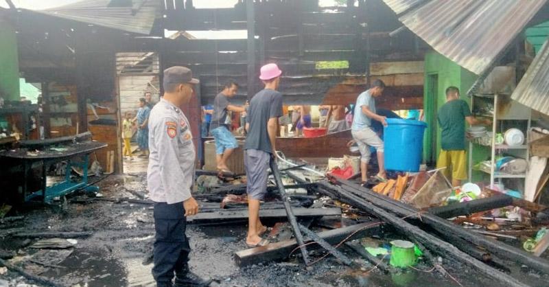 Tersambar Petir, Satu Rumah Warga di Pondidaha Ludes Terbakar