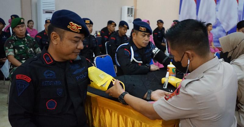 Sambut HUT Korps Brimob, Satbrimob Polda Sultra Dibantu PMI Gelar Donor Darah