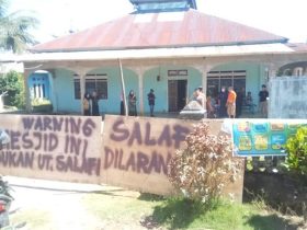 Sering Diejek di Medsos, Pendukung Cakades Kalah di Konawe Segel Masjid dan Balai Desa