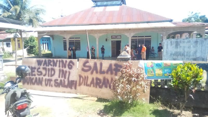 Sering Diejek di Medsos, Pendukung Cakades Kalah di Konawe Segel Masjid dan Balai Desa