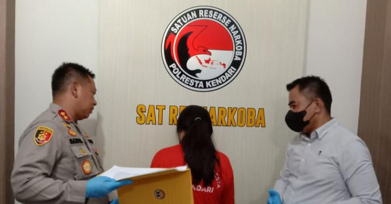 Jadi Pengedar Narkoba, Ibu 2 Anak Diringkus Polresta Kendari