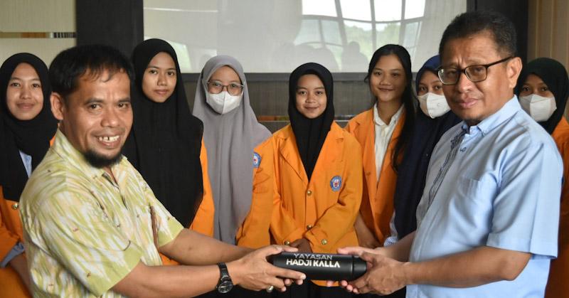 Yayasan Hadji Kalla Serahkan Beasiswa Pendidikan di 3 Kampus Kota Kendari