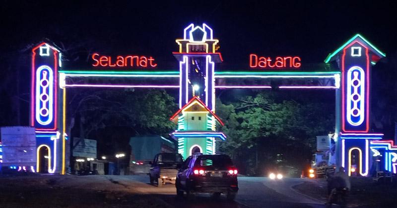 Penuh Hiasan Lampu, Gerbang Perbatasan Kota Kendari - Konawe Buat Kagum Pengendara