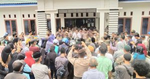 Kawal Hasil Pilkades di Desa Besu, Puluhan Warga Datangi Kantor DPMD Konawe