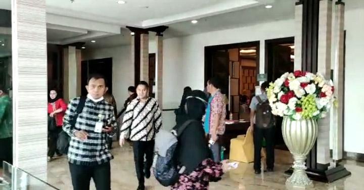 Panik, Warga Kendari Berhamburan Keluar Hotel Akibat Gempa