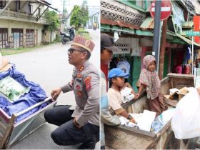 Plh Kapolres Baubau Berbagi Sembako Kepada Masyarakat Kurang Mampu