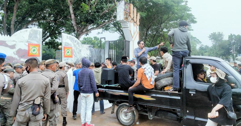 Diduga Hina Gema Mabes, Lurah Asinua Didemo Warganya