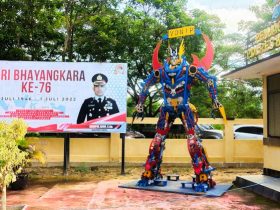 Robot Optimus Prime Buatan TKA Jadi Wahana Berfoto di Polres Konawe