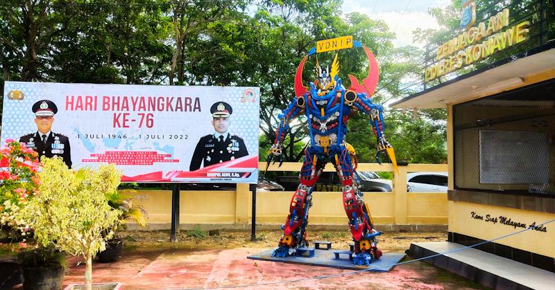 Robot Optimus Prime Buatan TKA Jadi Wahana Berfoto di Polres Konawe