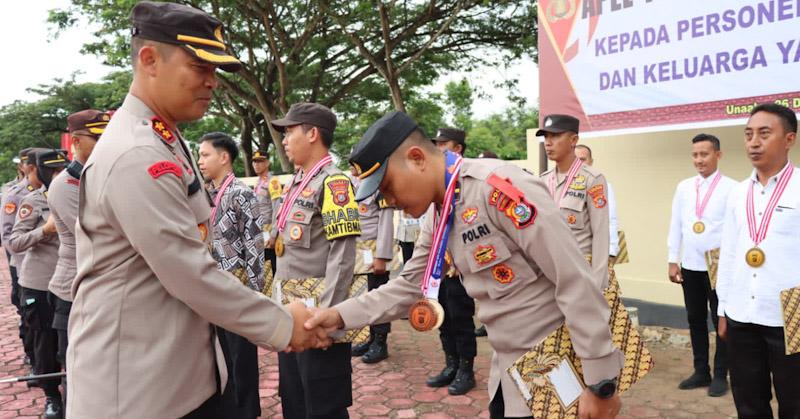 Berprestasi, 33 Personel dan Keluarga Polres Konawe Terima Penghargaan dari Kapolres