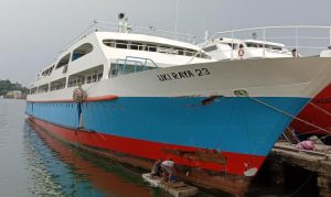 Kapal Penumpang Raha Kendari Tabrak Tongkang di Pulau Campedak, Penumpang Panik