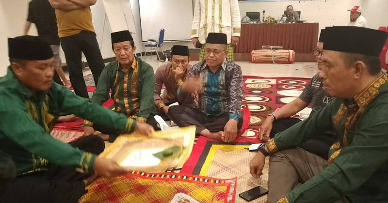 Lestarikan Adat Suku Tolaki, Perangkat Desa se Kecamatan Latoma Ikuti Pelatihan Adat