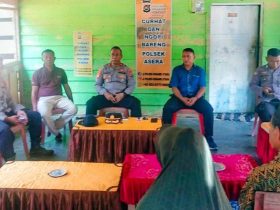 Kapolsek Asera bersama jajarannya saat menggelar program Kopi Curhat