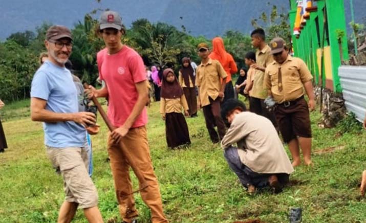 Wisatawan asal Negara Prancis saat mengunjungi wisata-wisata yang ada di Konawe Utara