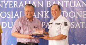 Gubernur BI Serahkan Bansos Pendukung Infrastruktur Pariwisata Labengki, Ruksamin: Ini Kado Akhir Tahun