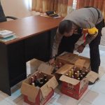 PAM Gabungan TNI Polri Amankan Puluhan Botol Miras di Pintu Masuk Pantai Toronipa
