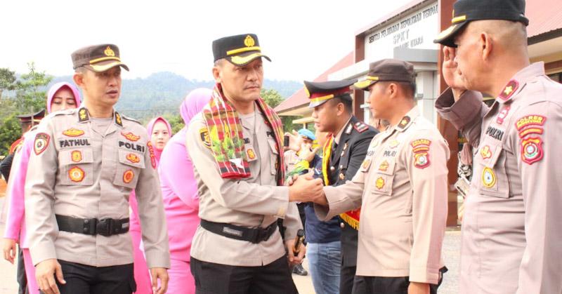 Pedang Pora Dan Tari Mondotambe Sambut Kapolres Konut Baru di Bumi Oheo