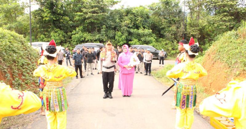 Pedang Pora Dan Tari Mondotambe Sambut Kapolres Konut Baru di Bumi Oheo